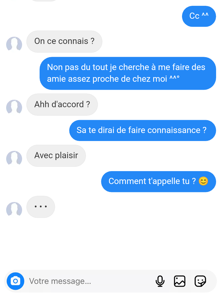 Un jeune homme envoyant un message